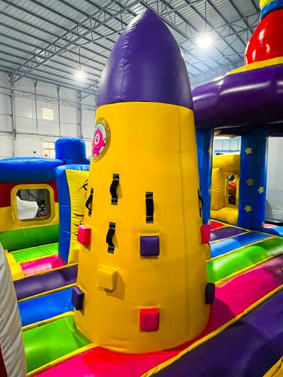 Коммерческий батут с горкой «Космические зверята» 10*5*6 м