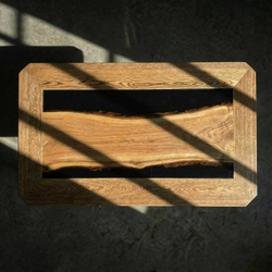 Стол из слэба карагача и эпоксидной смолы, в обрамлении дубовых бортов