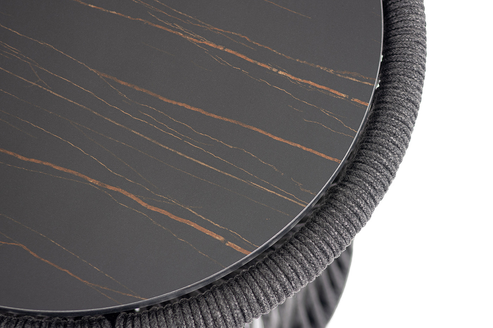 "Романо" журнальный стол из HPL круглый Ø45 H47, каркас из алюминия черный муар, цвет "черный мрамор", роуп темно серый круглый
