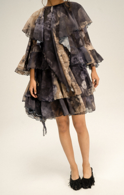 Платье с рюшами в акцентной ткани