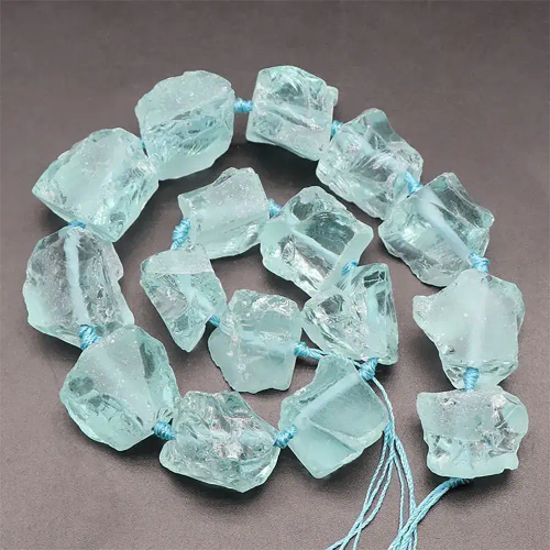 Аквамариновый Кварц необработанные бусины 20-28 мм, на нитке 38 см