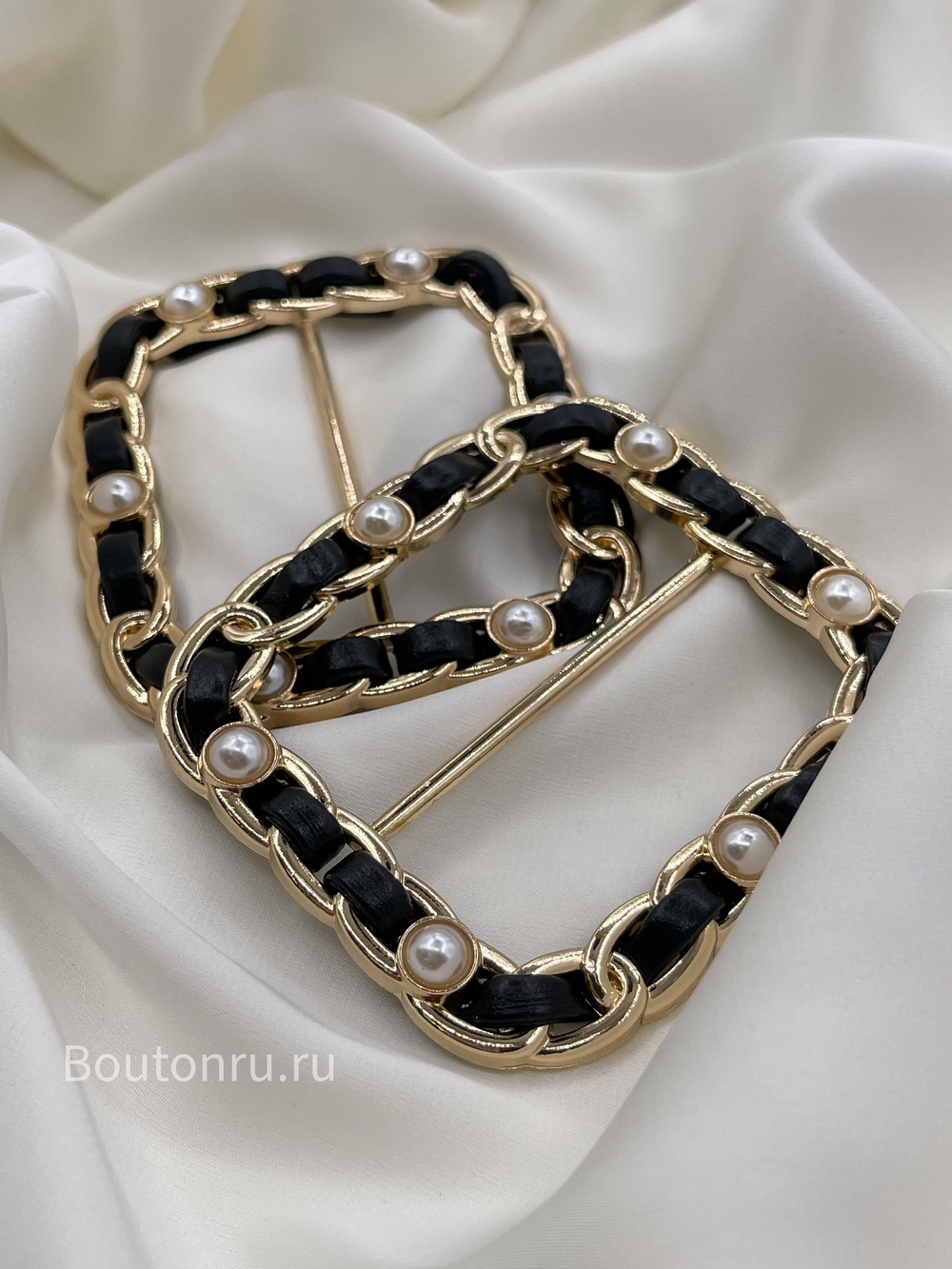 Пряжка золотистая с жемчугом и цепью с переплетением из черной кожи (скидка)