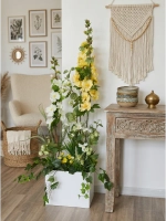 Напольная композиция из искусственных растений и цветов