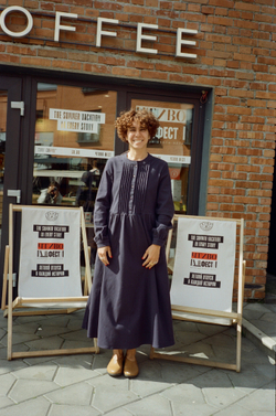 Платье с защипами на груди из темно-синего хлопка-твил