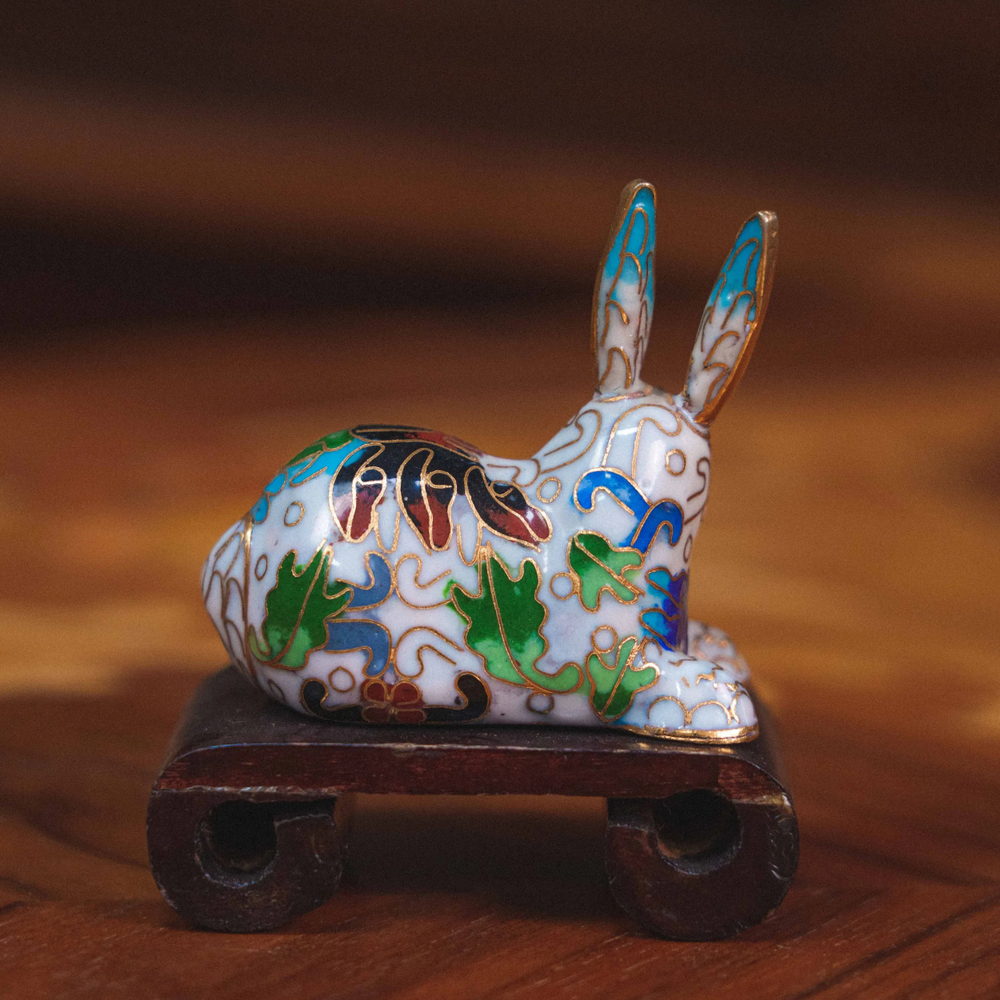 Фигурки зайцев в технике клуазоне