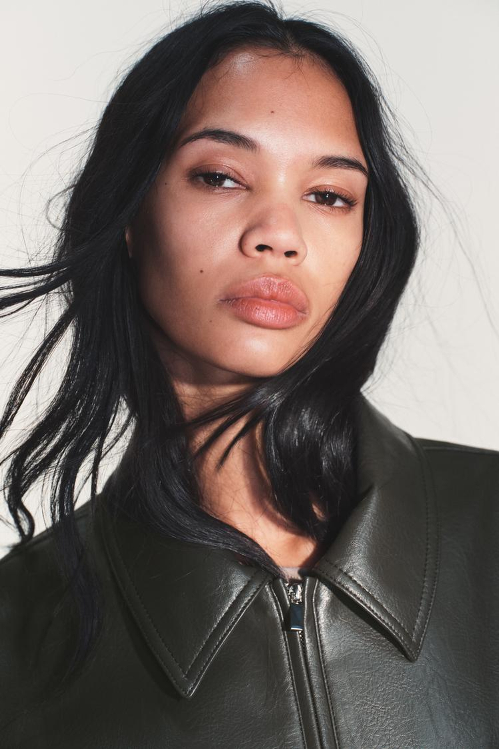 ZARA КУРТКА ИЗ ИСКУССТВЕННОЙ КОЖИ С ЭЛАСТИЧНЫМИ ВСТАВКАМИ, ЗЕЛЕНЫЙ МЕЛАНЖ