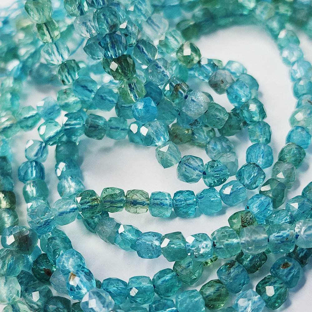 Апатит кубик, ювелирная огранка, ~4.6мм, цена за нить 19см