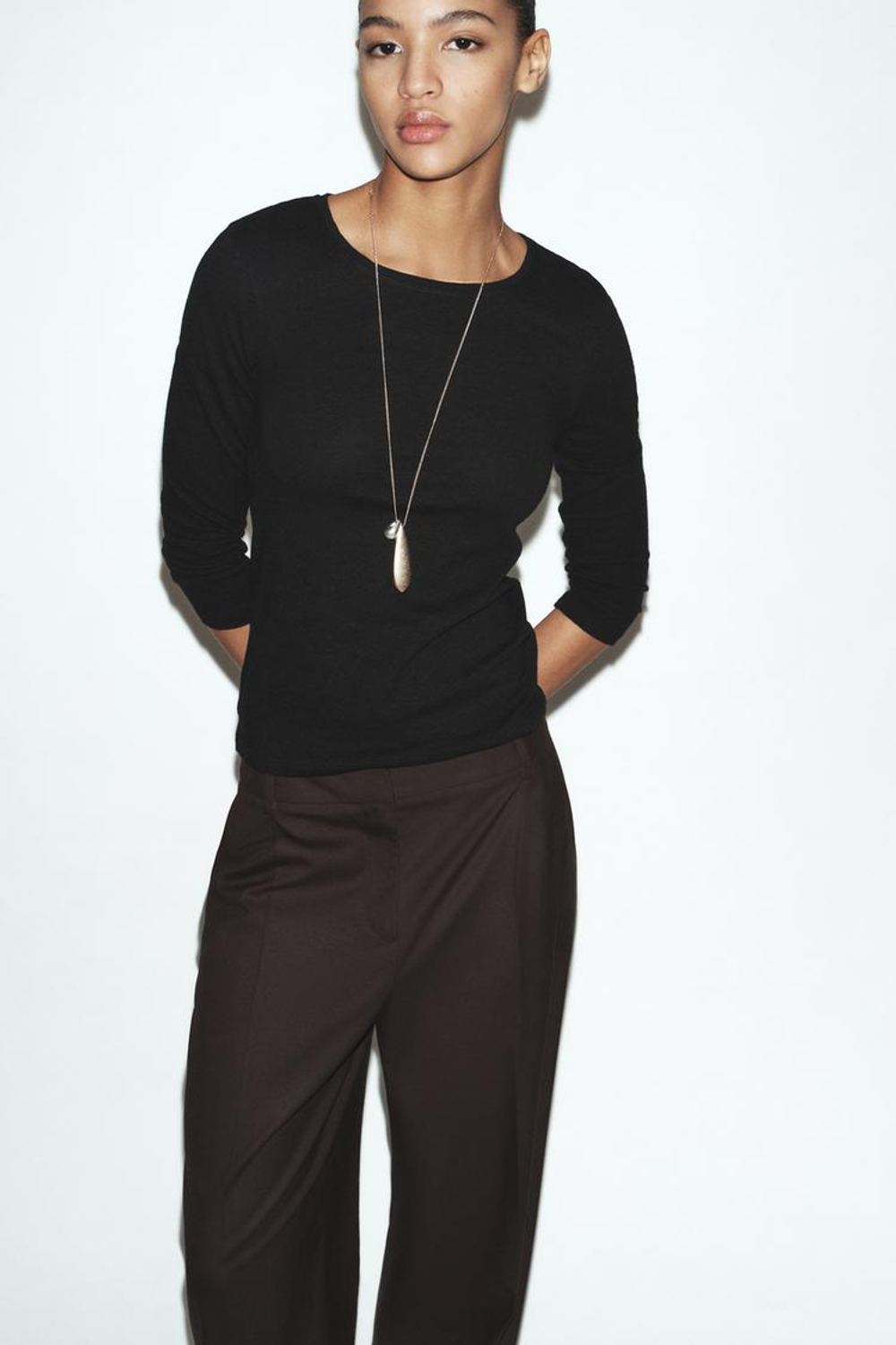 ZARA ФУТБОЛКА ИЗ ЛЬНА С ЭФФЕКТОМ ПОТЕРТОСТИ, ЧЕРНЫЙ