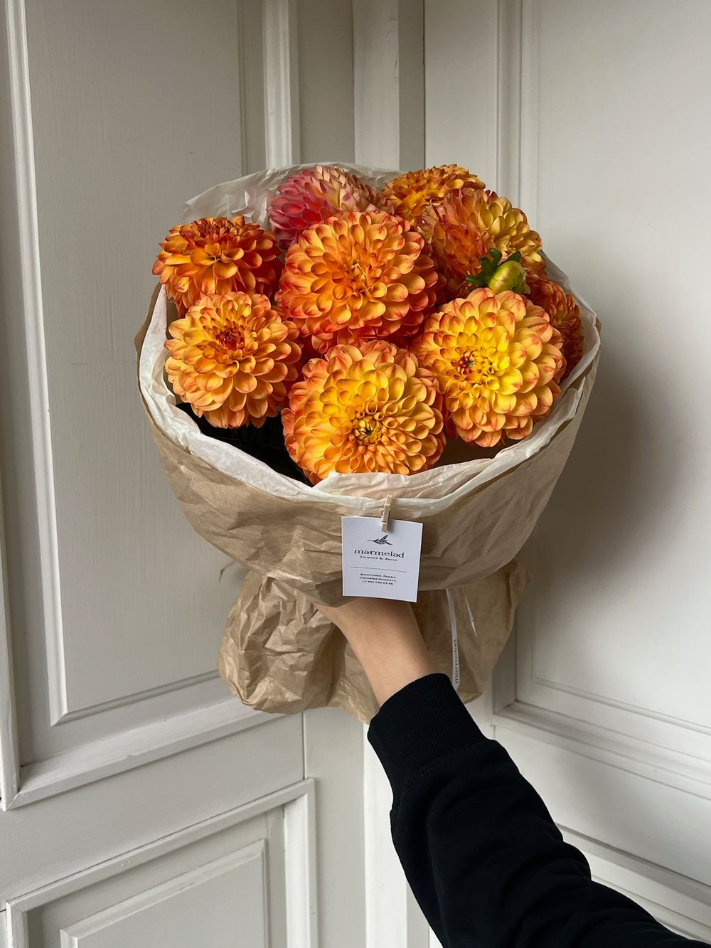 Букет из георгин в оранжевом оттенке