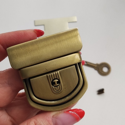 Замок-защелка портфельный на винтах 48*50 Антик