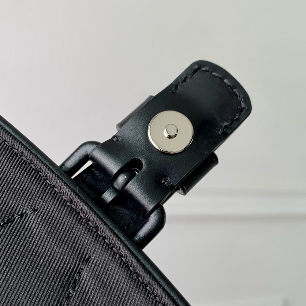 Louis Vuitton Montsouris Messenger PM