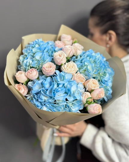 Дуо-букет с голубыми гортензиями и пионовидными розами
