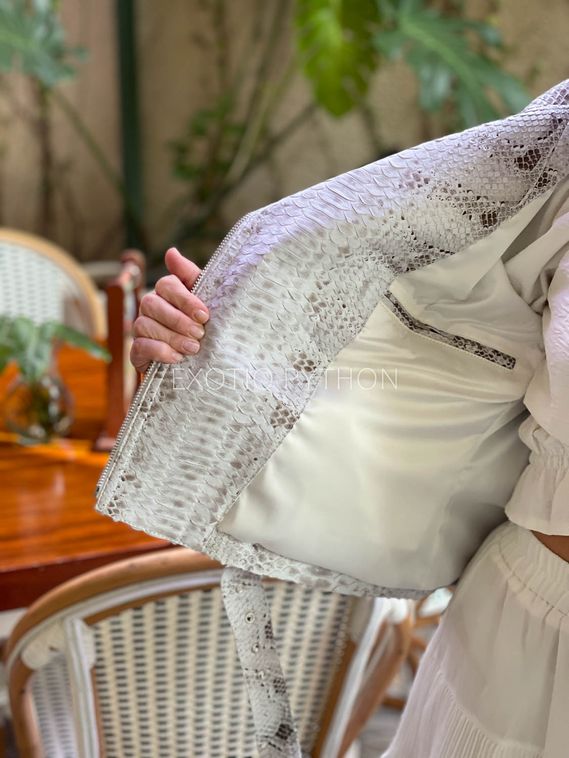 Женская куртка из питона белый мотив JT-115