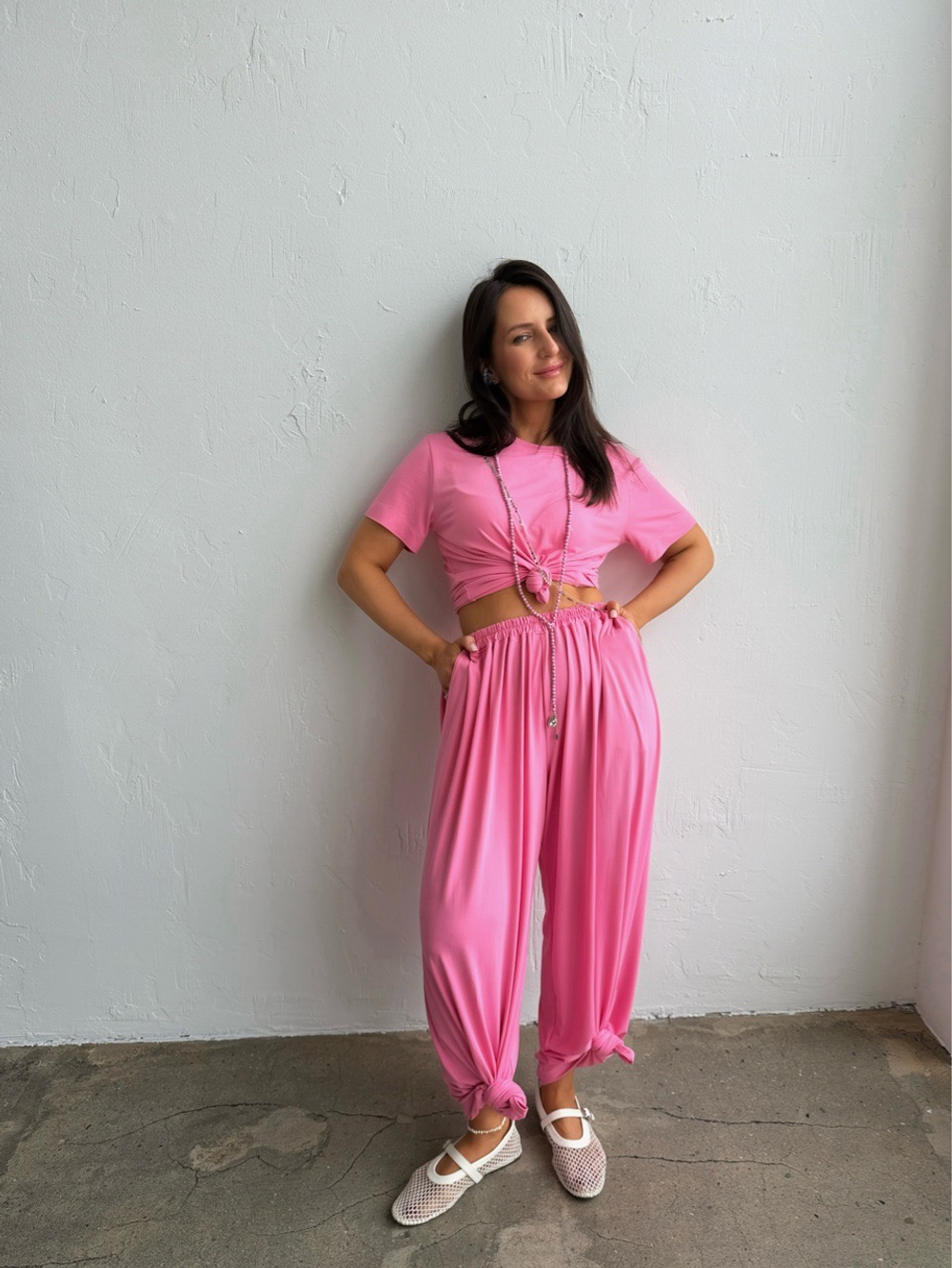 Костюм с силуэтной футболкой в ярко-розовом цвете