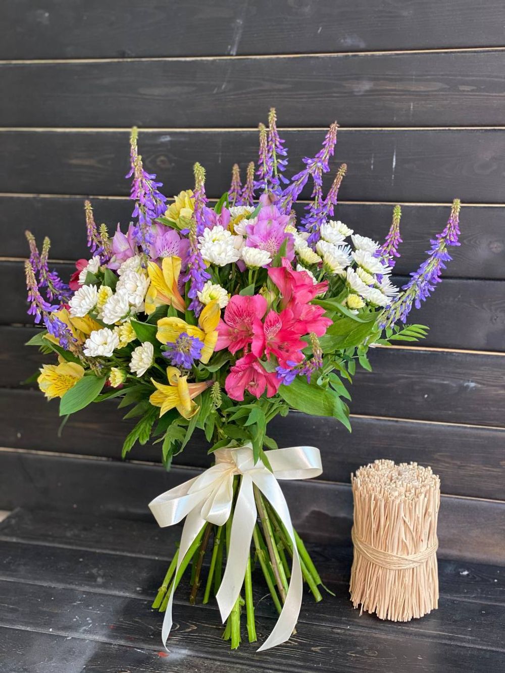 Букет с дельфиниумом