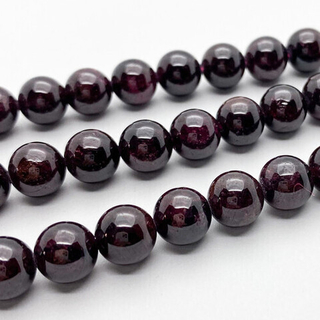 Гранат альмандин бусины, диаметр 7,8-8 мм, цена за 12 шт (1/4 нити)