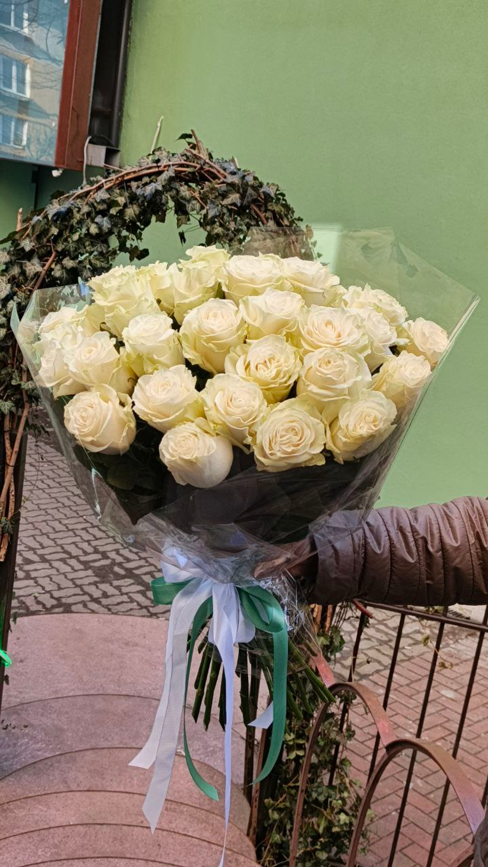 Букет с белыми розами 25 роз