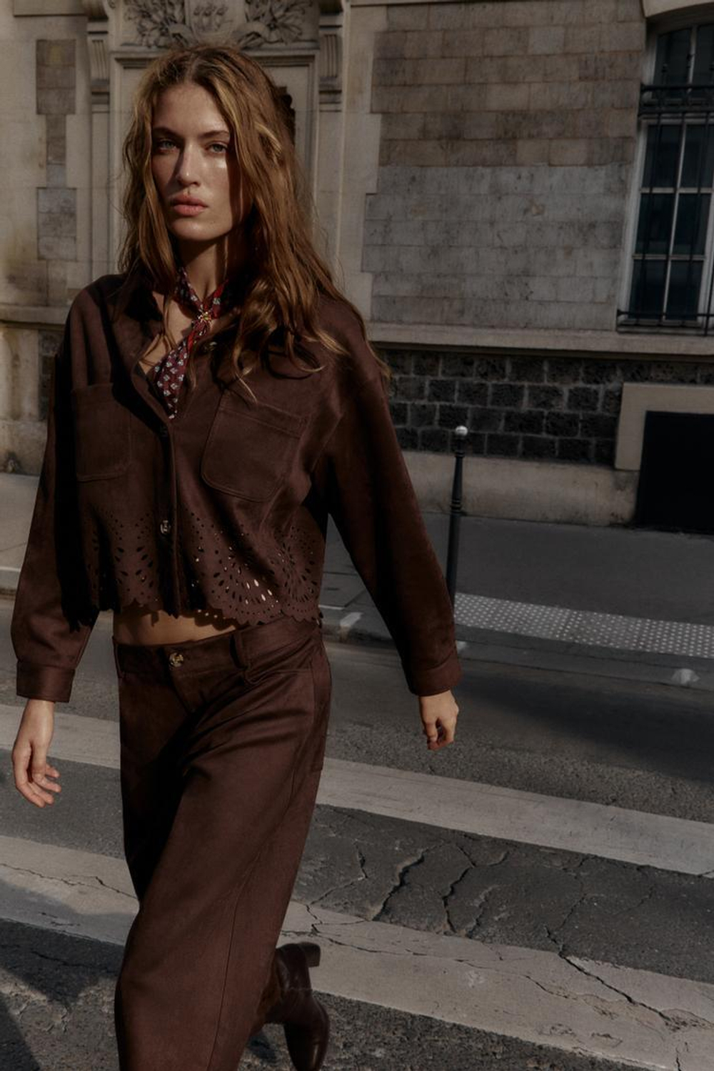 ZARA КУРТКА ИЗ ИСКУССТВЕННОЙ ЗАМШИ С ПЕРФОРИРОВАННЫМ НИЗОМ, КОРИЧНЕВЫЙ