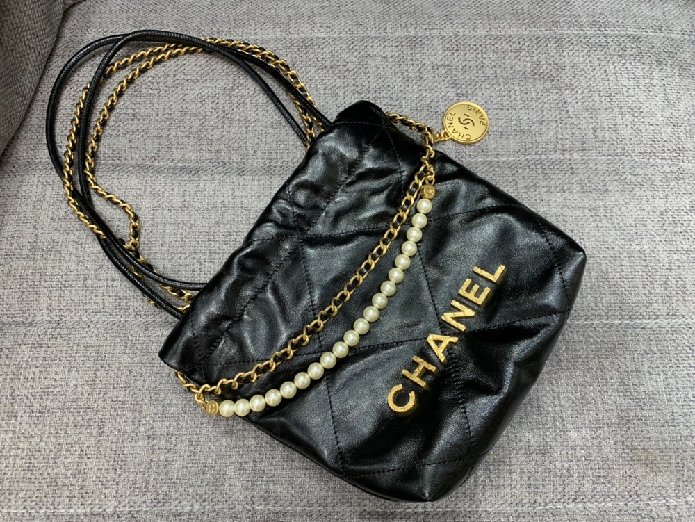 Chanel 22 Mini Handbag 20 cm