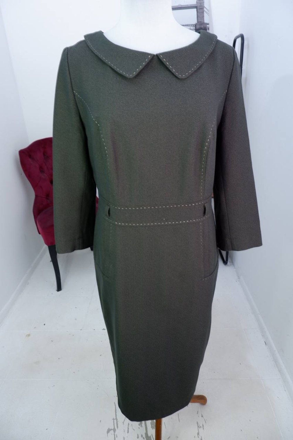 Платье Feminine благородного оттенка, визуально на 46 размер