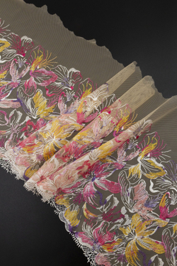 Вышивка на сетке персиковая с мультиколором неэластичная ширина 26 см (правая и левая сторона)