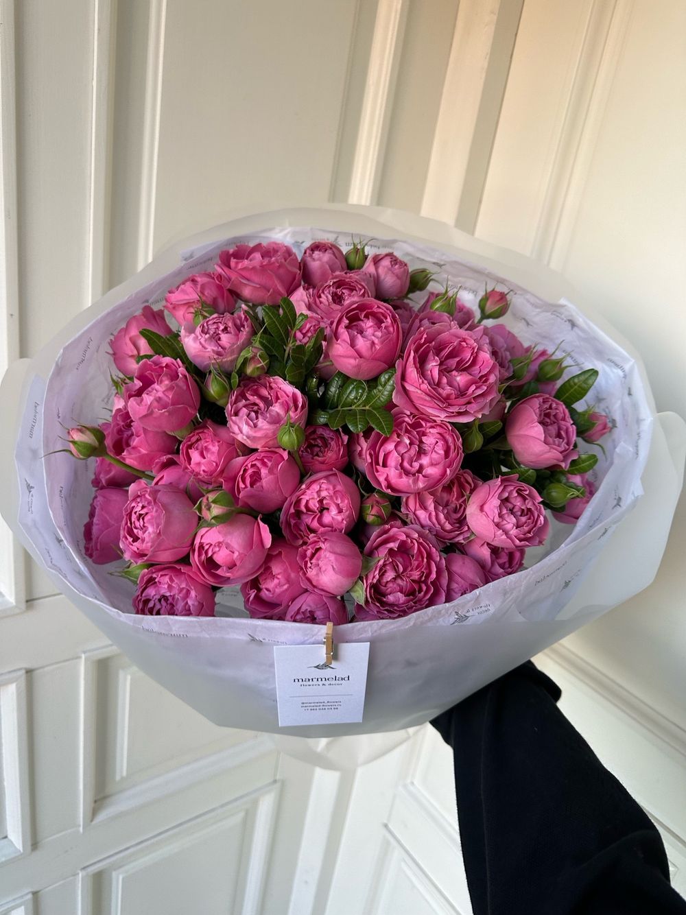 Моно букет из кустовой пионовидной розы яркого оттенка