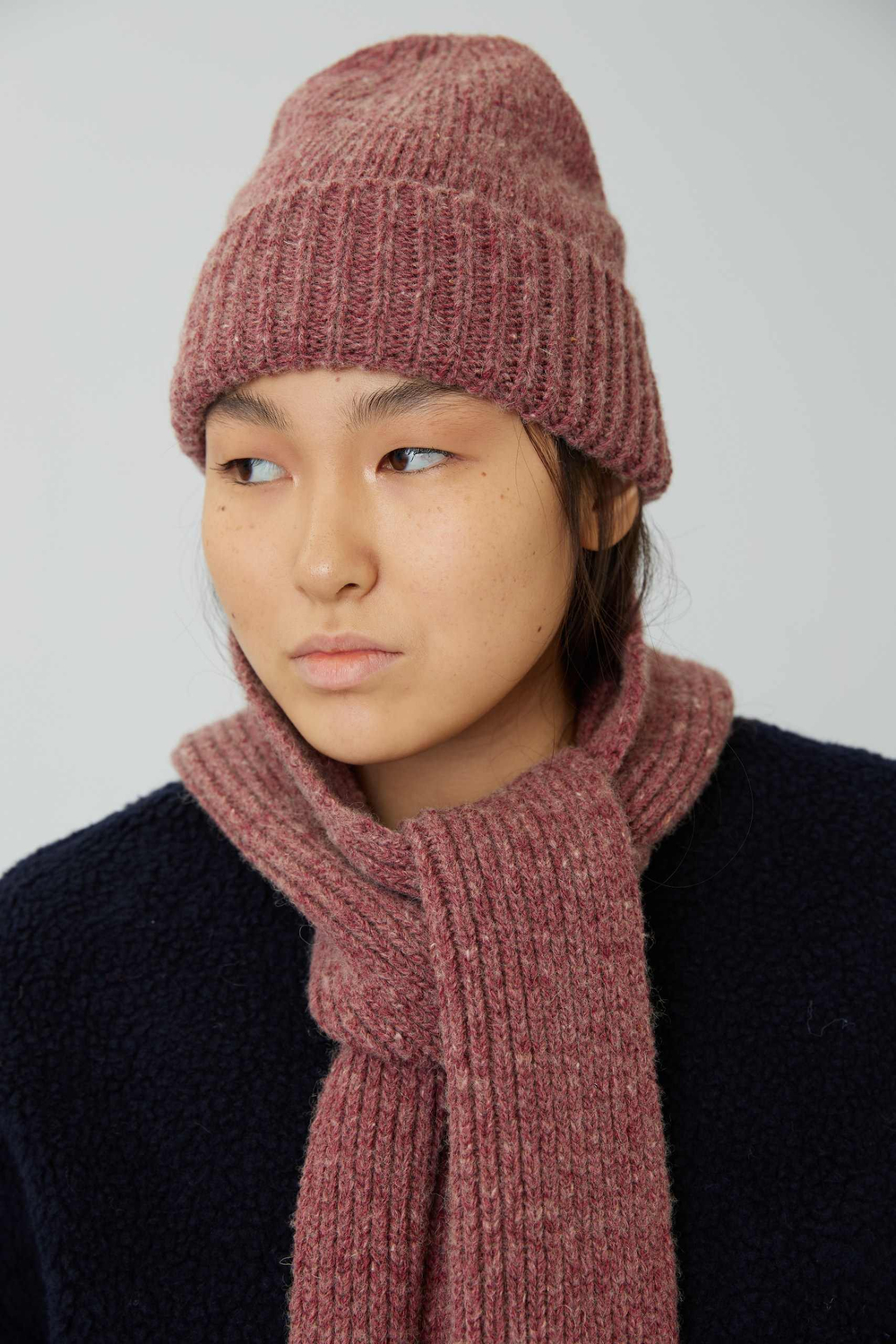 Шапка из шерсти брусничного цвета