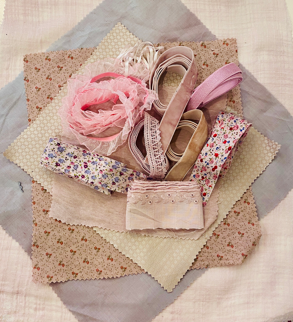 Набор лоскутов, тесьмы. кружева и кожи для изготовления куклы (ткани Италия) натуральное окрашивание