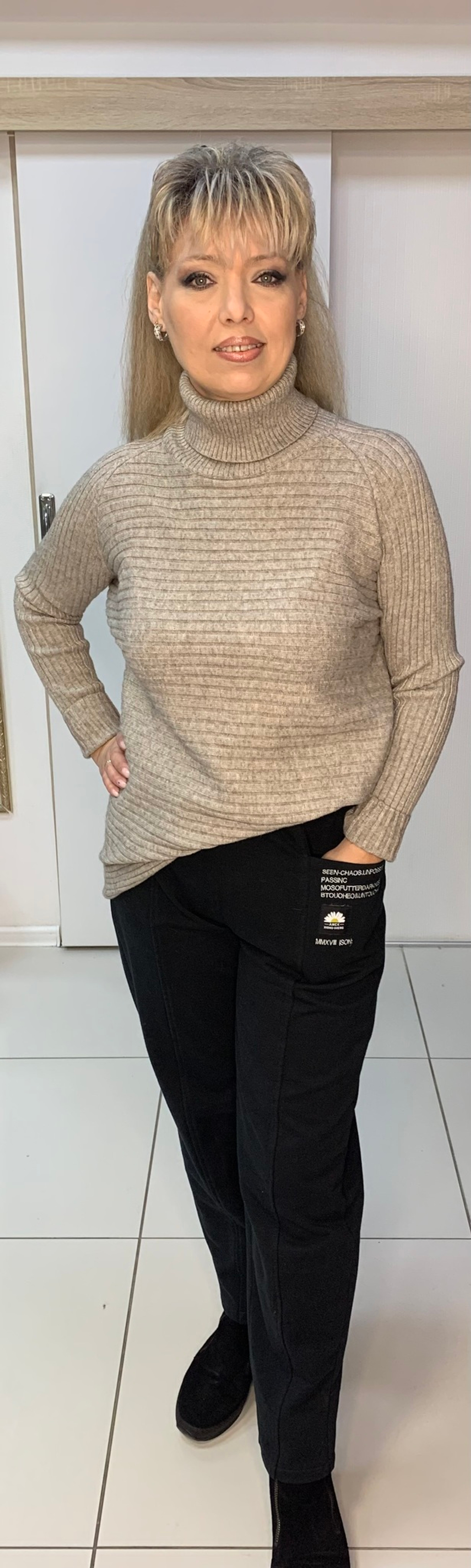 Черные брюки с кармашками на  резинке