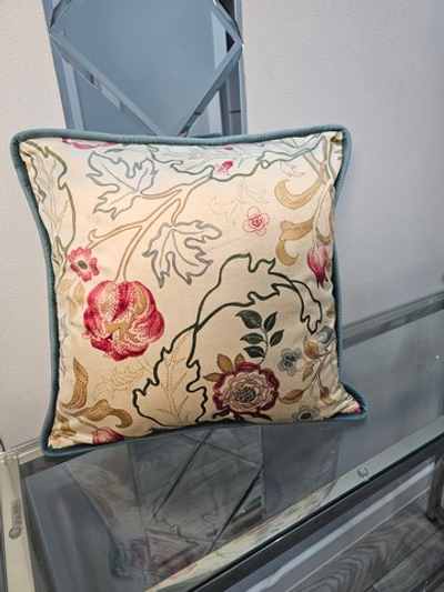 Бархатная подушка с дизайном по мотивам Уильяма Морриса