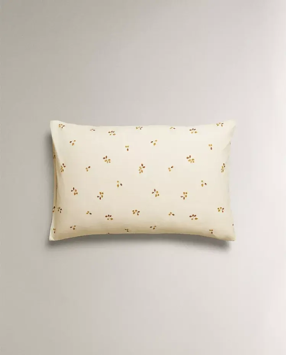 ZARA HOME НАВОЛОЧКА С ПРИНТОМ «ЛИСТЬЯ», ЖЕЛТОВАТО-БЕЛЫЙ