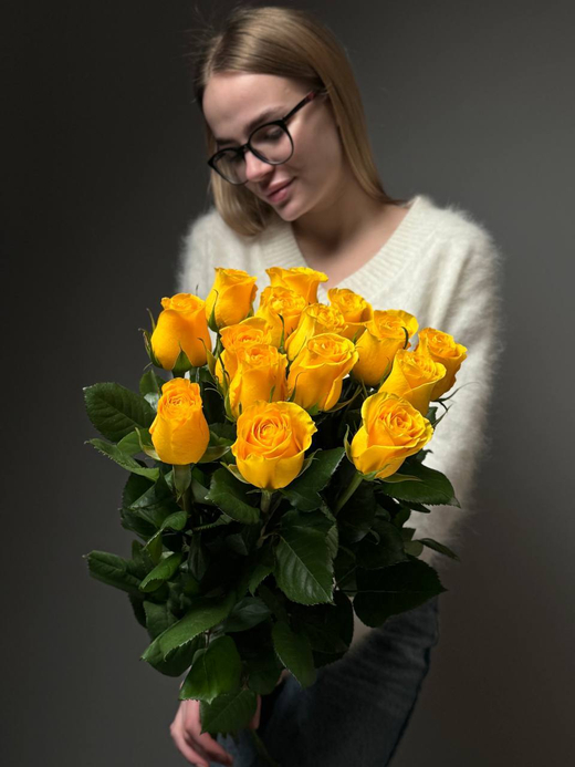 Букет из 15 желтых роз под ленту