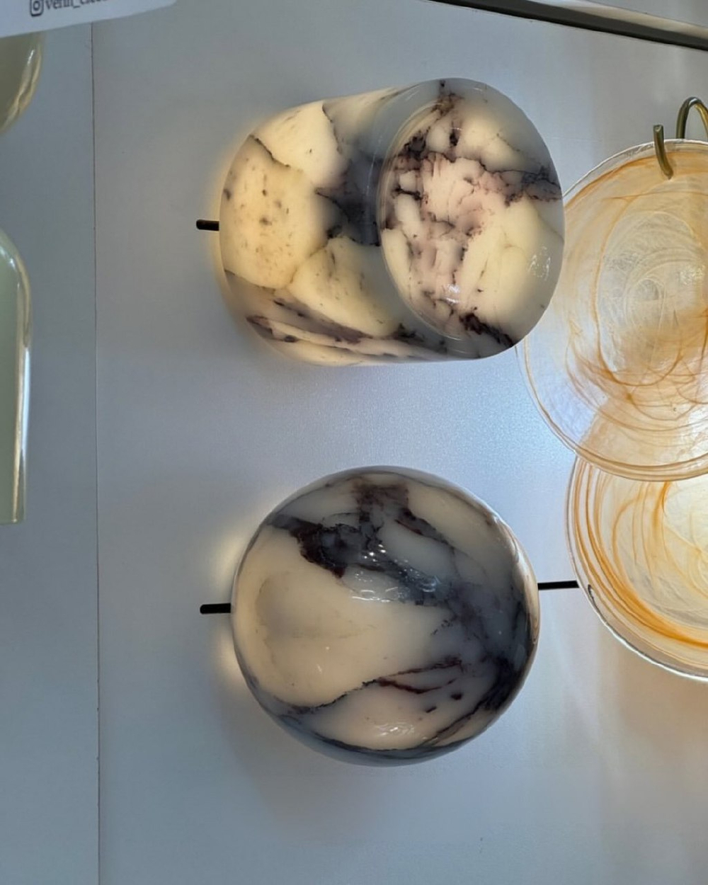 Настенное бра из натурального мрамора, представлено в двух размерах.