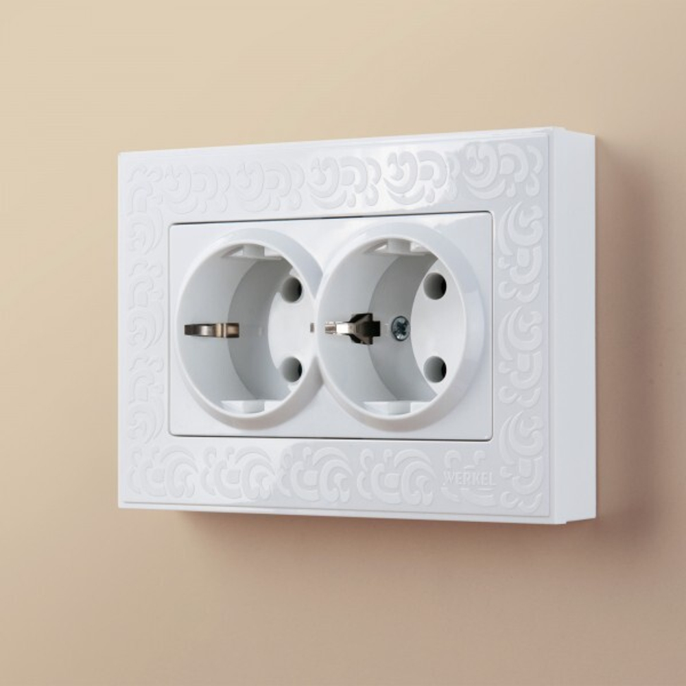 Розетка двойная с заземлением (белый)