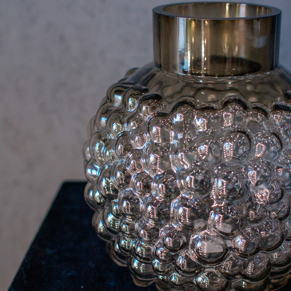 4. Коричневая стеклянная ваза с пузырьками