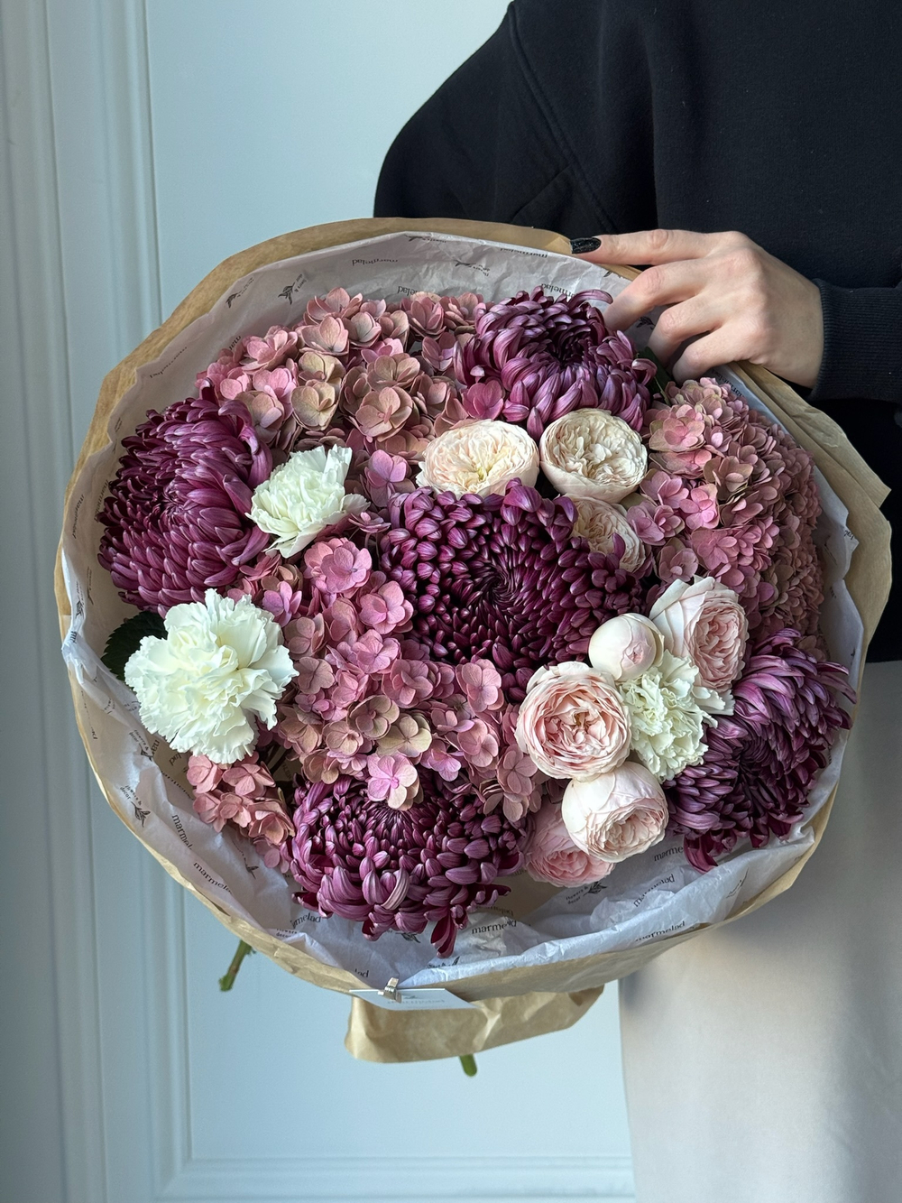 Букет из гортензии, кустовых пионовидных роз, диантусов и хризантемы бигуди