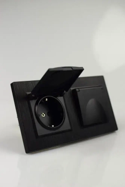 Розетка двойная с крышкой черная