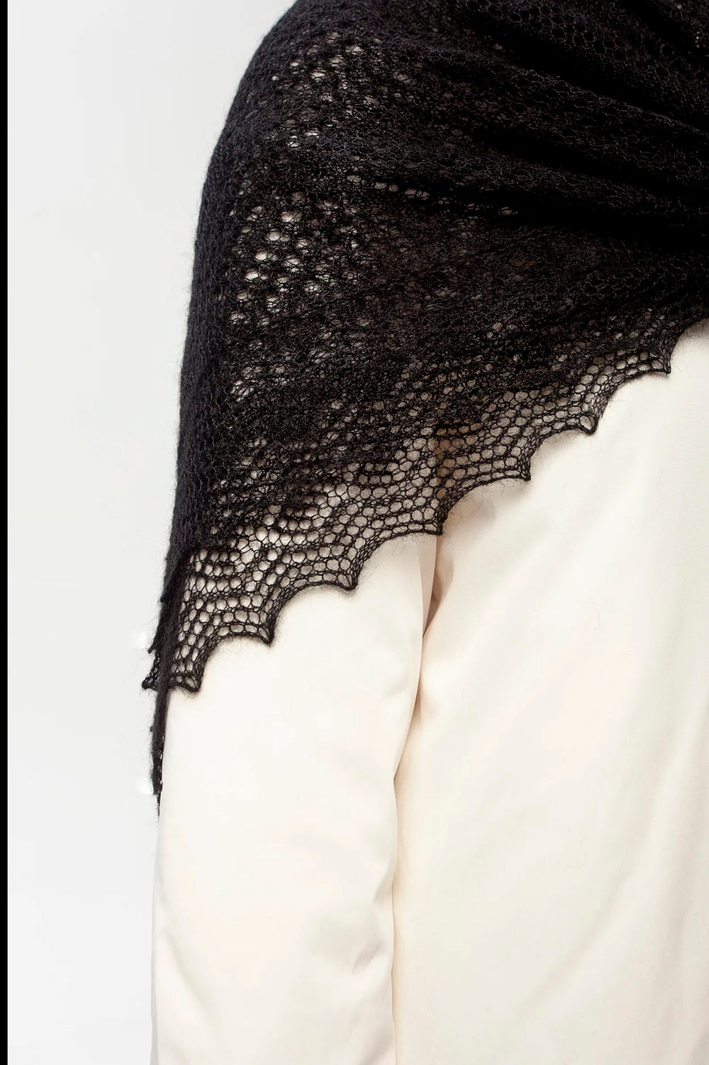 Оренбургский пуховый платок с шелком АШ140-07 черный