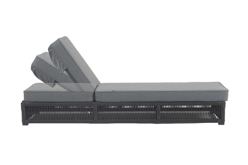 "Ривьера" шезлонг плетеный из роупа, каркас алюминий темно-серый (RAL7024) муар, роуп темно-серый круглый, ткань темно-серая 027