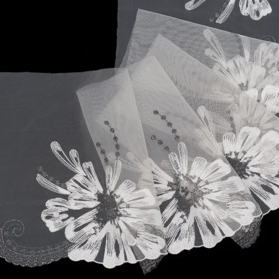 Вышивка на сетке молочная (левая) 16 см