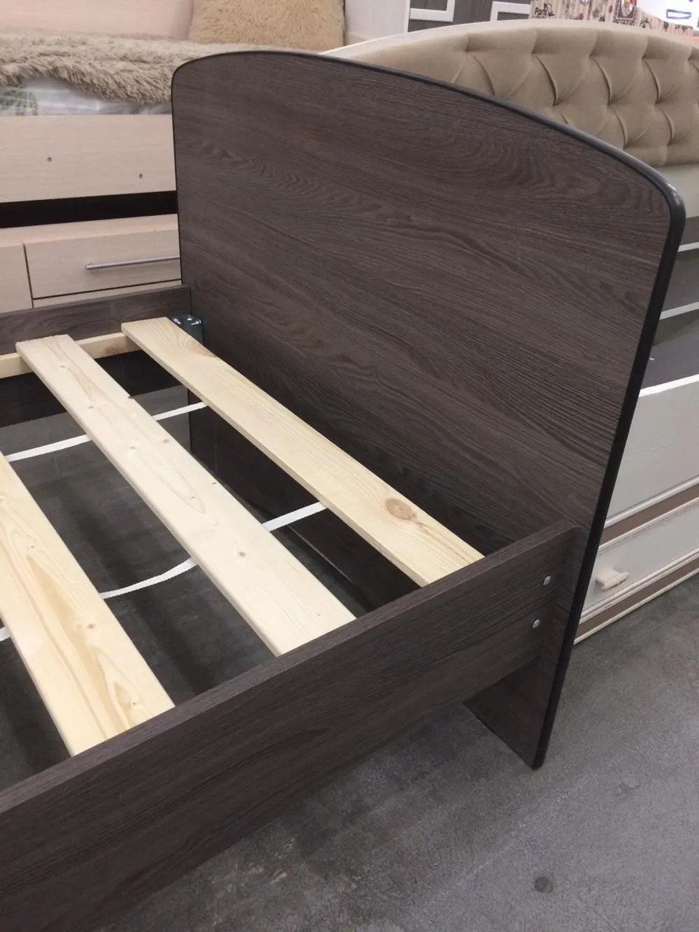 Кровать-2 одинарная с 1-й фигурной спинкой 900*1900 ясень анкор темный