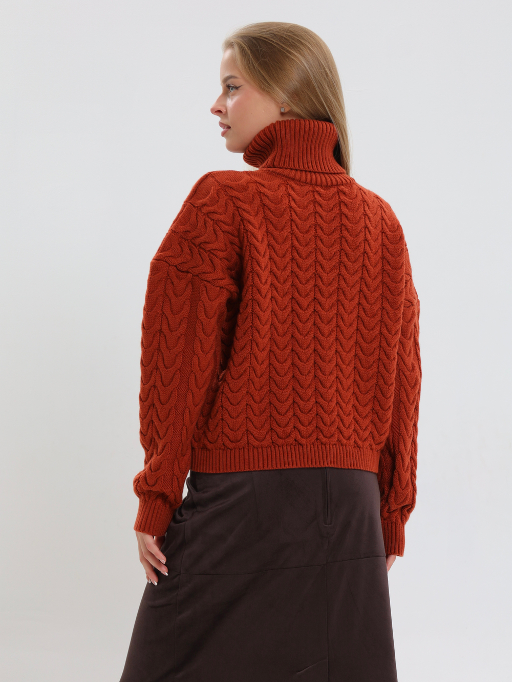 Вязаный свитер с высоким горлом