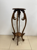 Резной деревянный столик-подставка