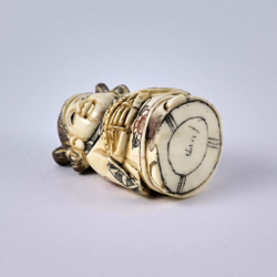 Нэцкэ Девочка с корзиной цветов