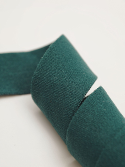 Бейка эластичная изумруд матовая ширина 20 мм