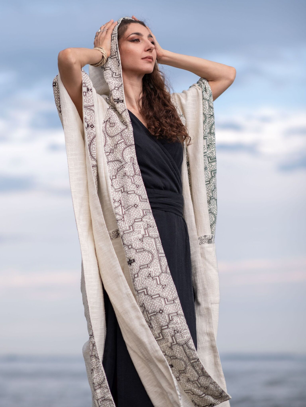 Накидка с капюшоном и орнаментом Аяуаска