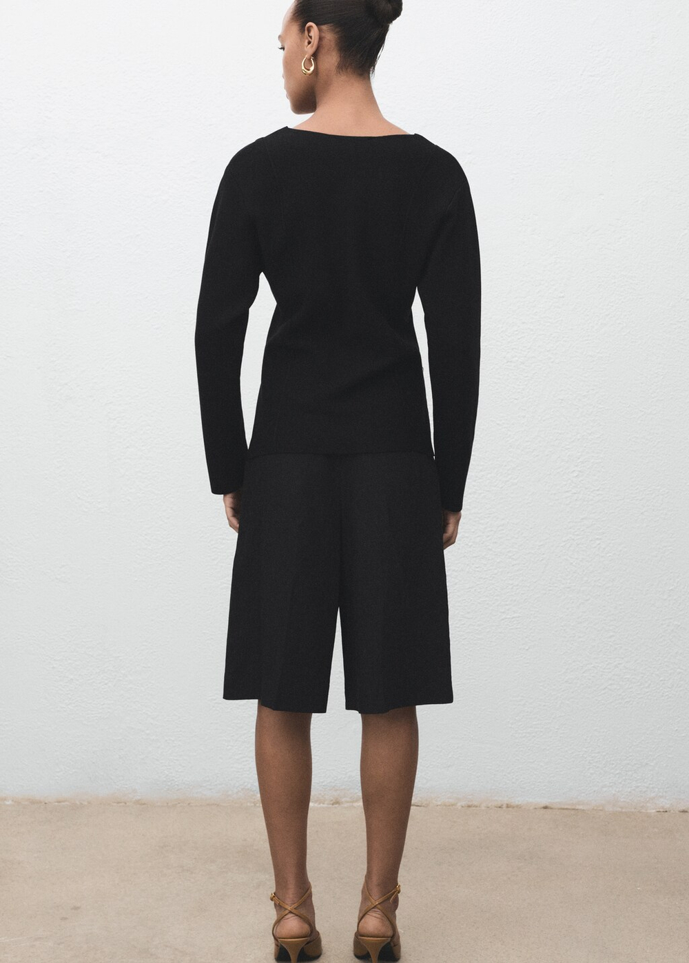 Вязаный жакет с нарядными пуговицами