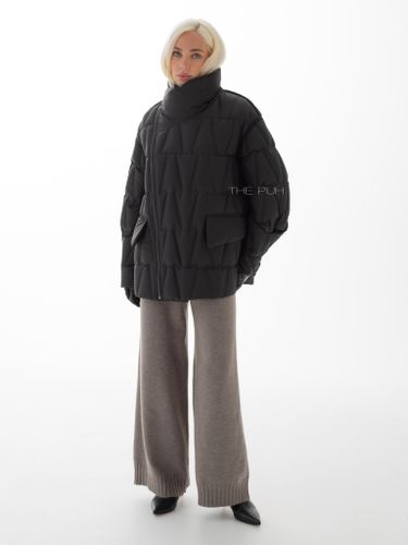Удлиненный пуховик черного цвета на косой молнии