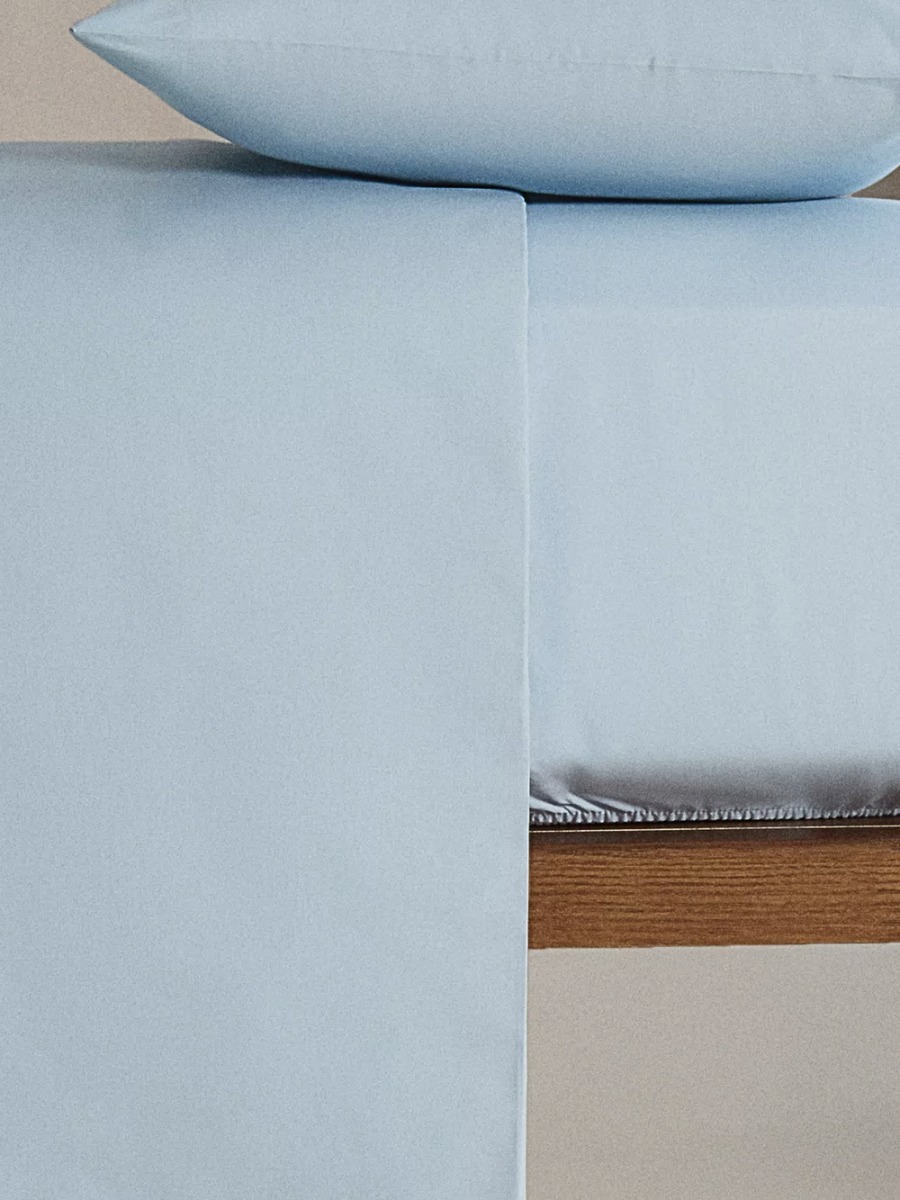 Простынь на резинке из хлопка голубой