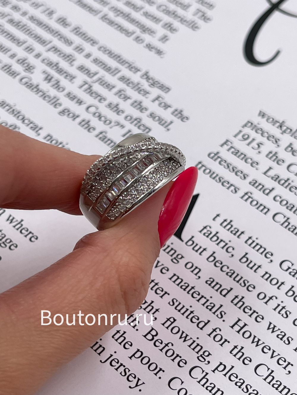 Кольцо серебристое с камнями и стразами